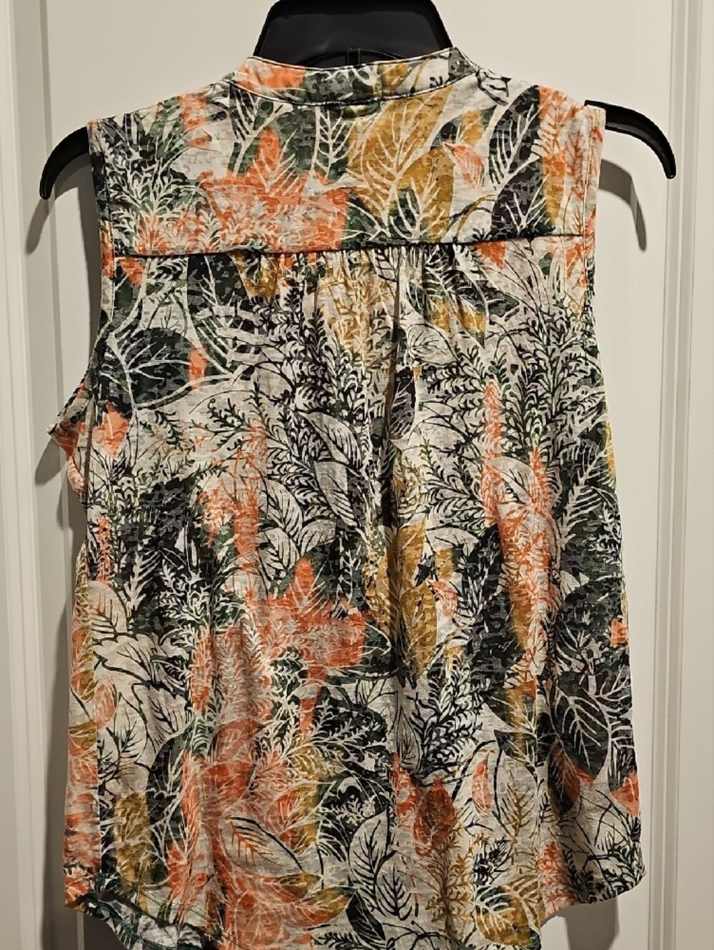 Westport Leaf-Print Sleeveless Button-Front V-Neck Top in Green, Rust & Cream - Picture 3 of 3